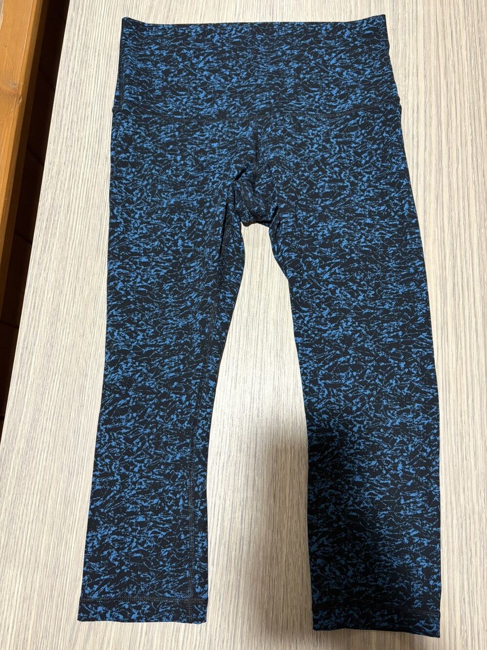 LULULEMON Wunder Under Crop (Hi-Rise) Tights Size 10 N10416 Black Blue Print